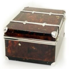 Оригинальная шкатулка из янтаря «Чемодан»