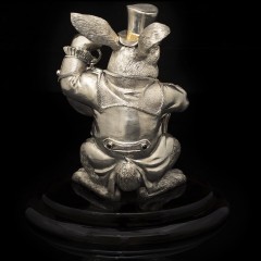 Интерьерная фигурка «Белый кролик» с часами в подарок к Новому году