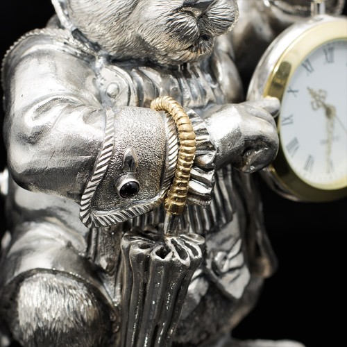 Интерьерная фигурка «Белый кролик» с часами в подарок к Новому году