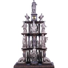 Дизайнерские напольные часы «Полководцы» из массива дерева