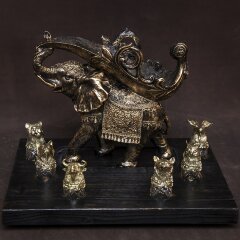 Подставка под бутылку «Королевский слон» со стопками перевёртышами