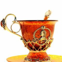 Чайная чашка «Пётр I» из янтаря с художественным литьём