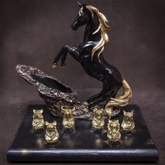 Подставка под бутылку «Лошадка» со стопками перевёртышами