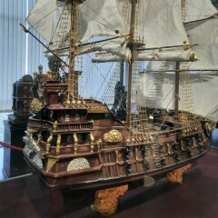 Большая модель старого корабля парусника «Афина» в подарок историку