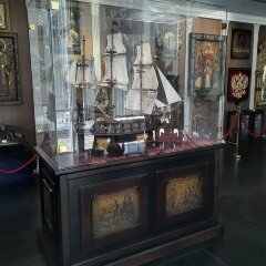 Большая модель старого корабля парусника «Афина» в подарок историку