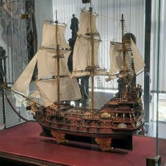 Большая модель старого корабля парусника «Афина» в подарок историку