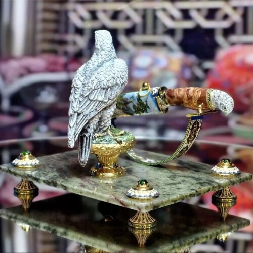 Сувенирный нож «СОКОЛ» на подставке с фигурой птицы