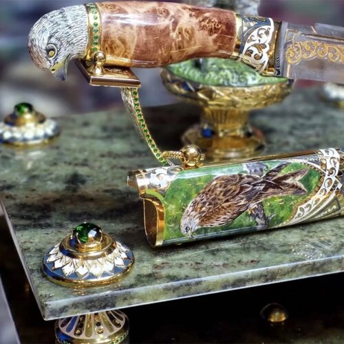 Сувенирный нож «СОКОЛ» на подставке с фигурой птицы