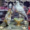 Сувенирный нож на подставке «СОКОЛ» украшенный ювелирной инкрустацией с позолоченным декором