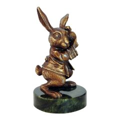 Бронзовая фигурка «Кролик часовщик» на змеевике — символ 2023 года