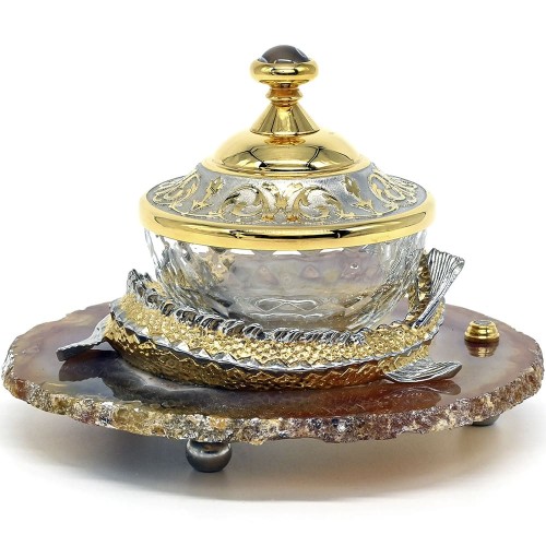 Подарочная икорница «Стерлядка на агате» в качестве элемента сервировки стола