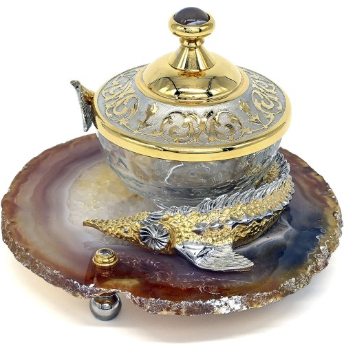 Подарочная икорница «Стерлядка на агате» в качестве элемента сервировки стола