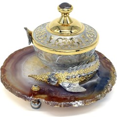Подарочная икорница «Стерлядка на агате» в качестве элемента сервировки стола