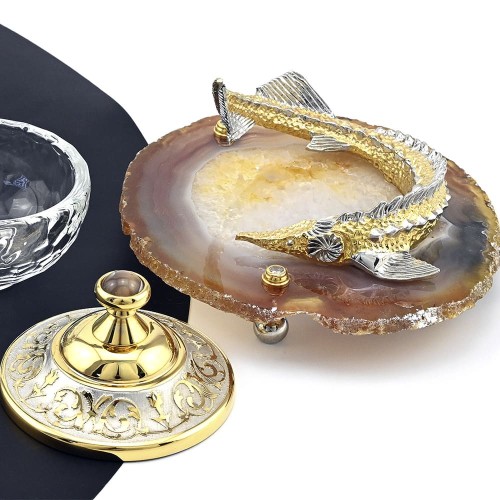 Подарочная икорница «Стерлядка на агате» в качестве элемента сервировки стола