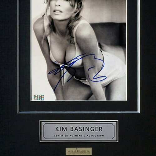 Подлинный автограф «Ким Бейсингер» на фото