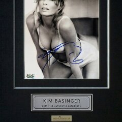 Подлинный автограф «Ким Бейсингер» на фото