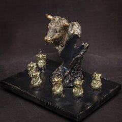 Подставка под бутылку «Бык» со стопками перевёртышами