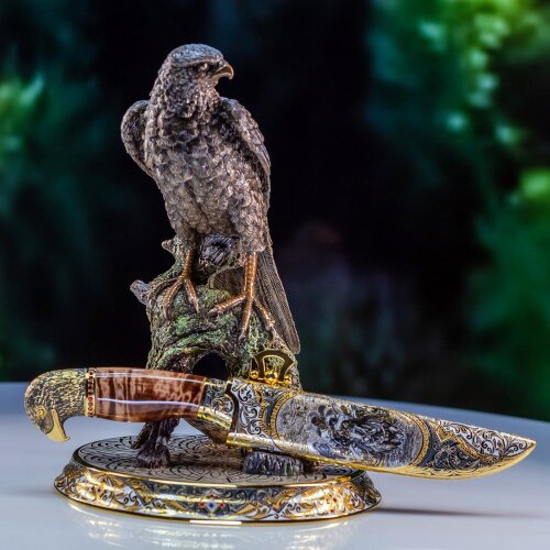 Подарочная композиция «Сокол» с украшенным ножом на подставке с фигурой птицы