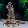 Подарочная композиция «Сокол» с украшенным ножом на подставке с фигурой птицы