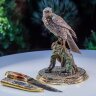 Подарочная композиция «Сокол» с украшенным ножом на подставке с фигурой птицы