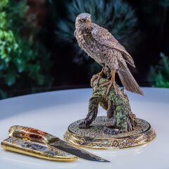 Подарочная композиция «Сокол» с украшенным ножом на подставке с фигурой птицы
