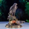 Подарочная композиция «Сокол» с украшенным ножом на подставке с фигурой птицы