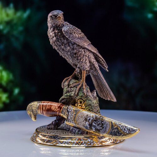 Подарочная композиция «Сокол» с украшенным ножом на подставке с фигурой птицы