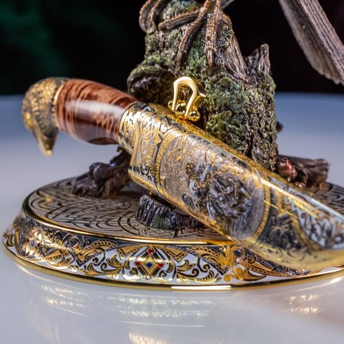 Подарочная композиция «Сокол» с украшенным ножом на подставке с фигурой птицы