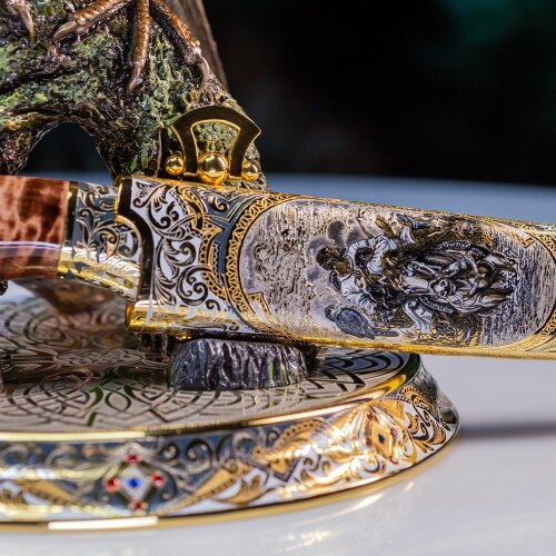 Подарочная композиция «Сокол» с украшенным ножом на подставке с фигурой птицы