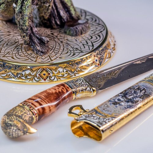 Подарочная композиция «Сокол» с украшенным ножом на подставке с фигурой птицы