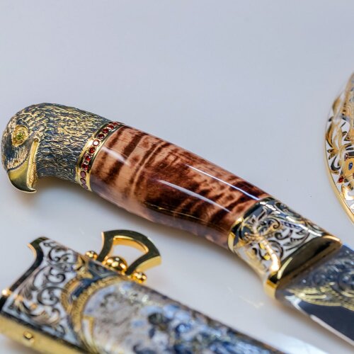 Подарочная композиция «Сокол» с украшенным ножом на подставке с фигурой птицы