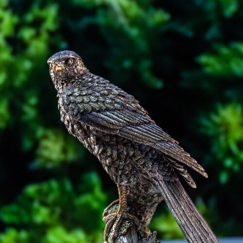 Подарочная композиция «Сокол» с украшенным ножом на подставке с фигурой птицы