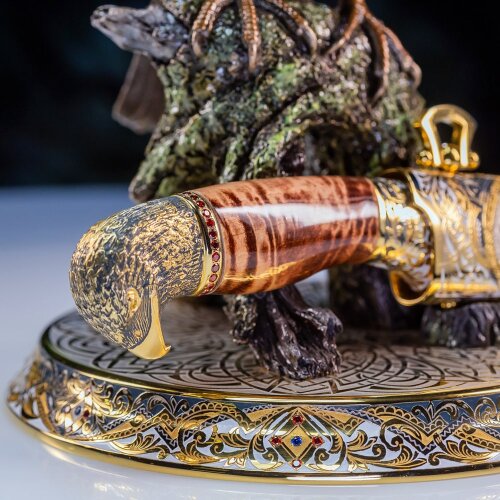 Подарочная композиция «Сокол» с украшенным ножом на подставке с фигурой птицы