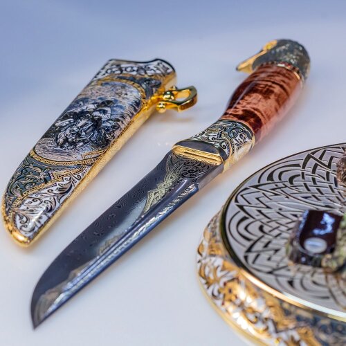 Подарочная композиция «Сокол» с украшенным ножом на подставке с фигурой птицы