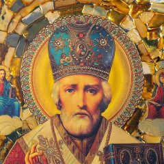 Витражная икона «Николай Чудотворец» из янтаря в багете