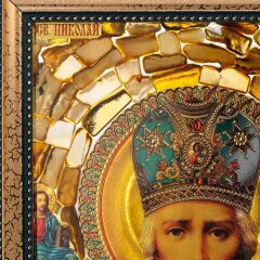 Витражная икона «Николай Чудотворец» из янтаря в багете