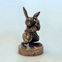 Бронзовая фигурка «Кролик часовщик» на яшме — символ 2023 года