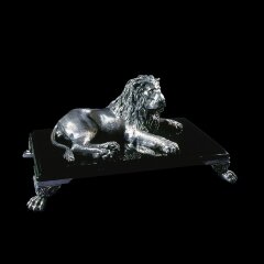 Серебряная статуэтка «Лев» на постаменте из камня обсидиан