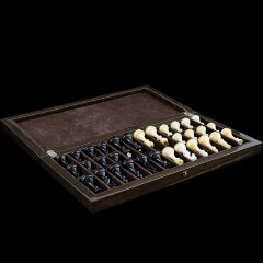 Подарочные шахматы «Готика» из морёного дуба и янтаря