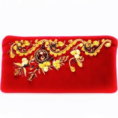 Косметичка из красного бархата «Лето» с янтарным бисером в форме цветов