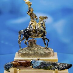 Подарочная композиция «Соколиная охота» с ножом и фигурой всадника