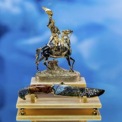Интерьерная композиция с ножом «Соколиная охота» на подставке из натурального оникса купить в подарок охотнику