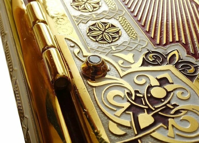 Украшенная книга «Молитвослов» в позолоченном окладе