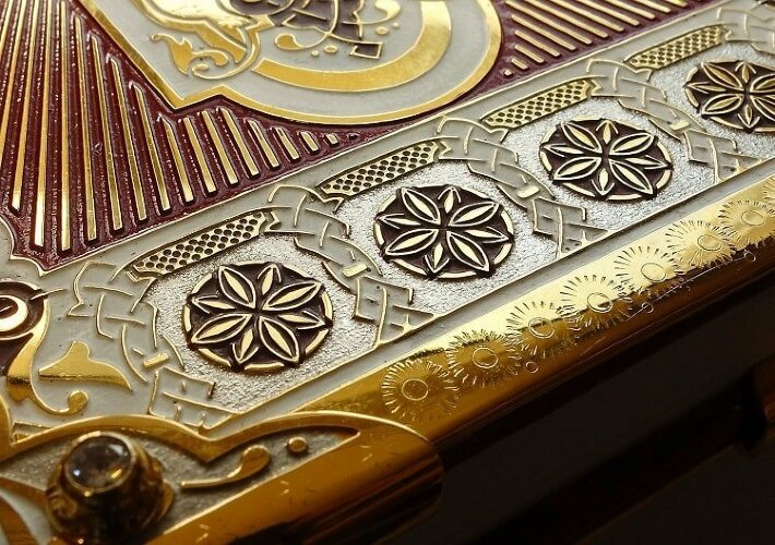 Украшенная книга «Молитвослов» в позолоченном окладе