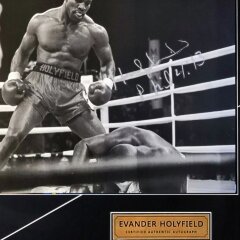 Подлинный автограф «Эвандер Холифилд» на фото