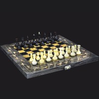 Подарочные шахматы «Готика» из тонированной карельской берёзы и янтаря