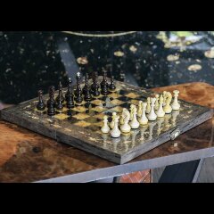 Подарочные шахматы «Готика» из тонированной карельской берёзы и янтаря