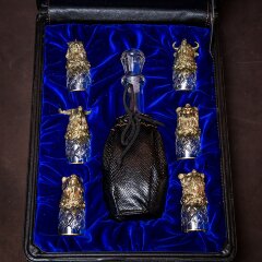 Набор стопок перевёртышей «Охотник» с графином в кожаном кейсе