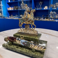 Интерьерная композиция с ножом «Соколиная охота» на подставке из натурального камня купить в подарок охотнику