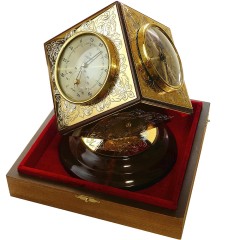Настольная метеостанция «Куб» — полезный аксессуар который подчеркнет стиль рабочего места руководителя